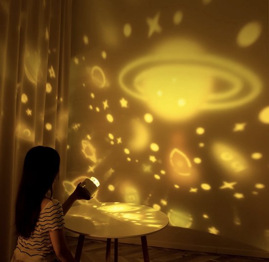 Sfeerlicht projectielamp tovert sterrenhemel op plafond. Rustgevende nachtlamp voor ontspanning kinderkamer.