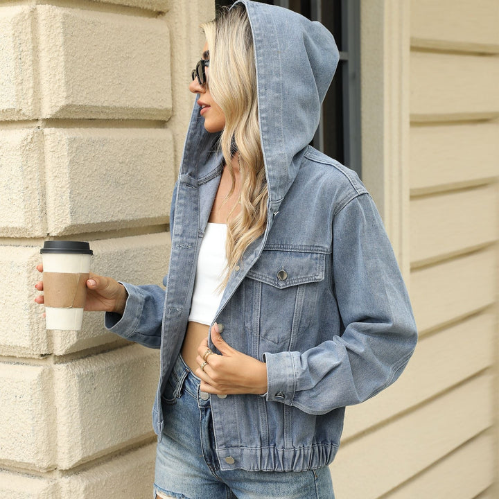 Comfortabel zwart dames spijkerjack met capuchon, gewassen effect; ideale casual bovenkleding.