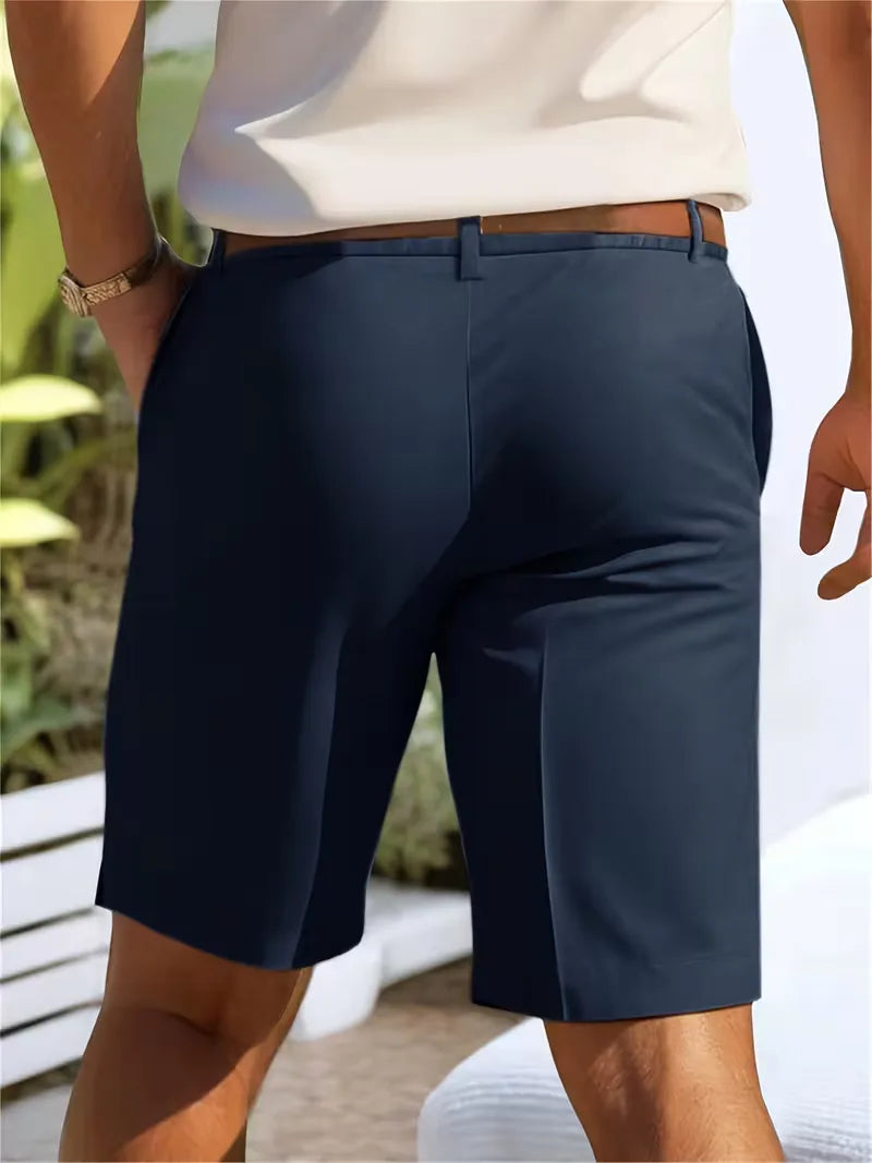 Vooraanzicht van veelzijdige heren chino shorts in blauw, met mid-rise en stijlvolle pasvorm.