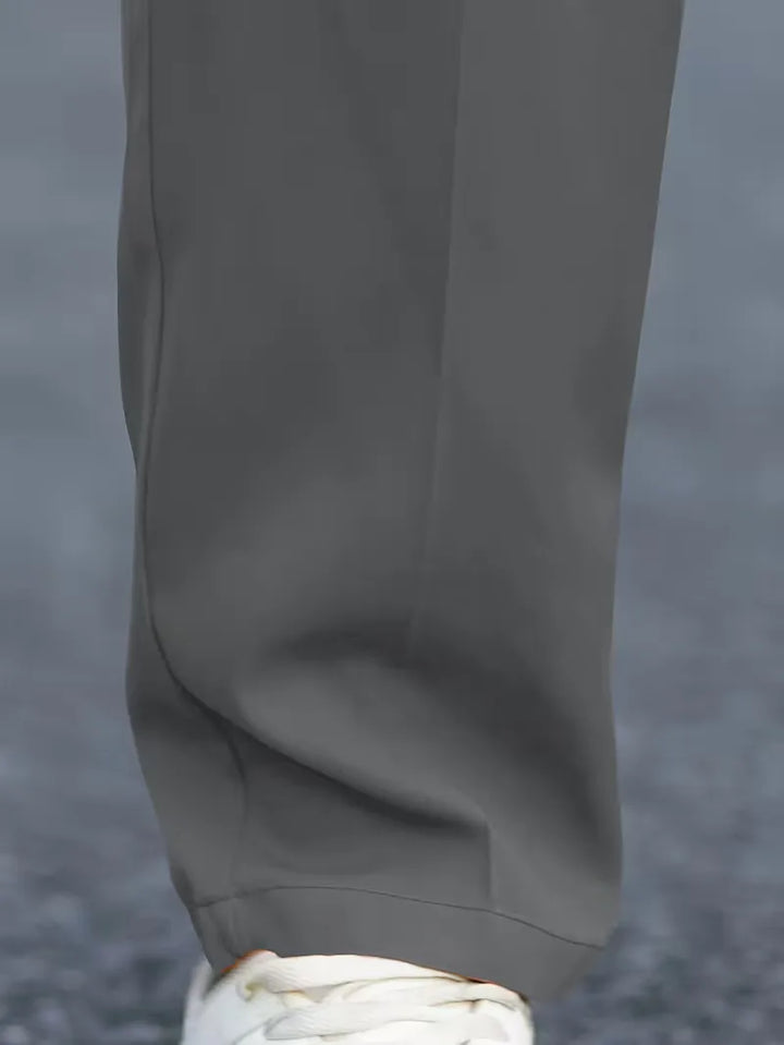 Praktische heren pantalon, straight leg, smart casual, makkelijk in onderhoud.