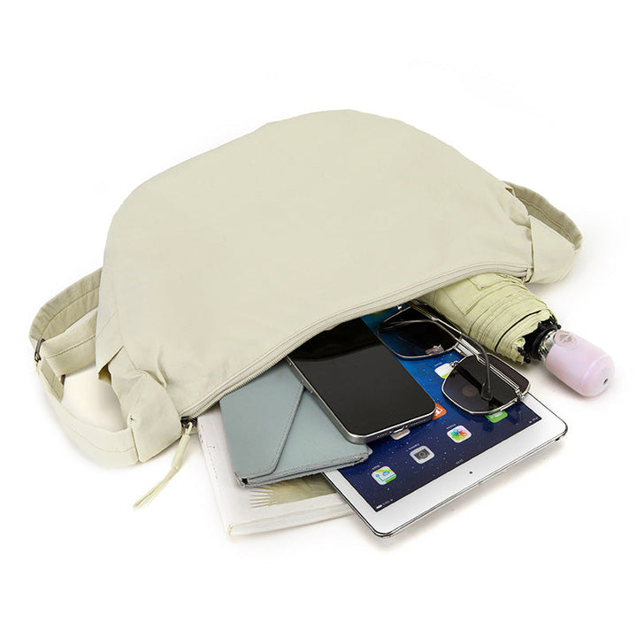 Beige halve maan schoudertas dames, een stijlvolle en ruime dagelijkse tas met elegante uitstraling.