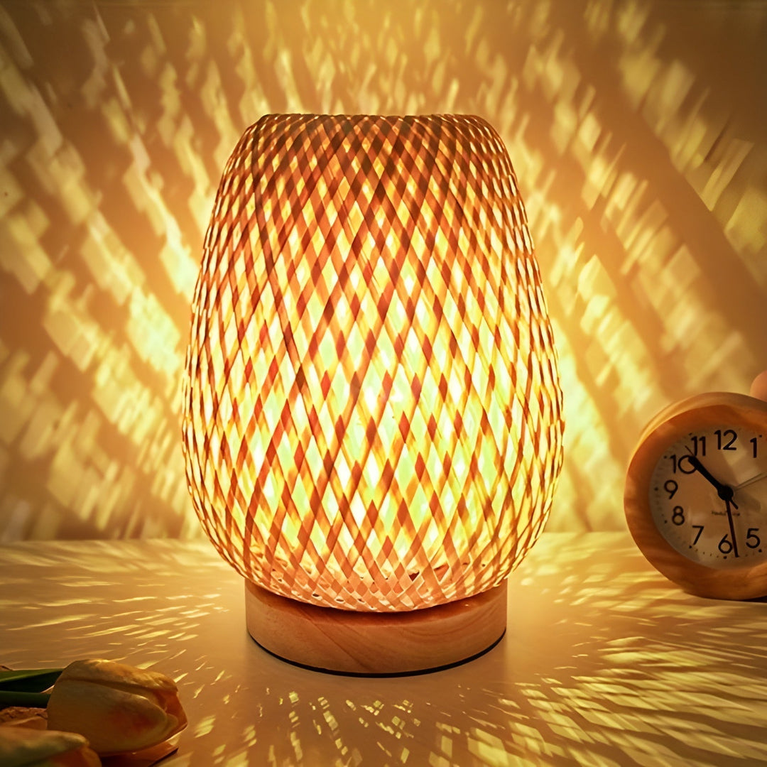 Bamboe USB tafellamp op een nachtkastje, verspreidt zacht en sfeervol licht. Ideaal als slaapkamerlamp.