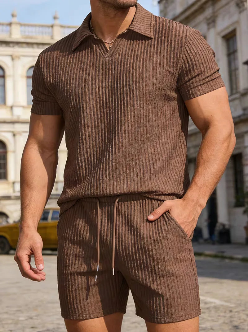 Veelzijdige heren lente/zomer set: comfortabele polo en shorts, perfect voor strand of stad.