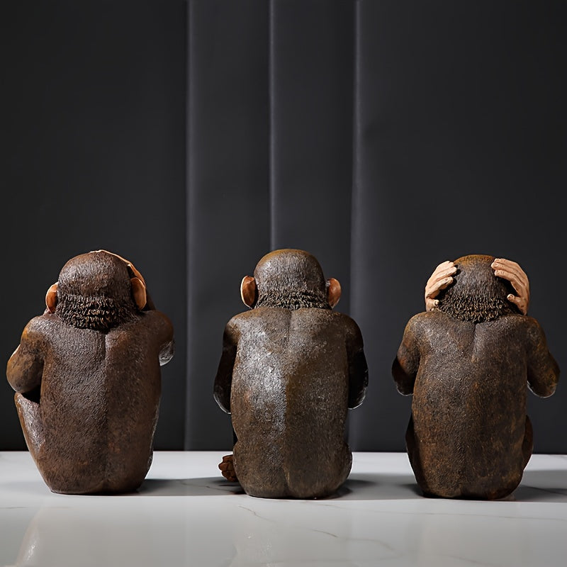 Twee gedetailleerde chimpansee beeldjes, ideaal voor een natuurlijke en speelse decoratie.