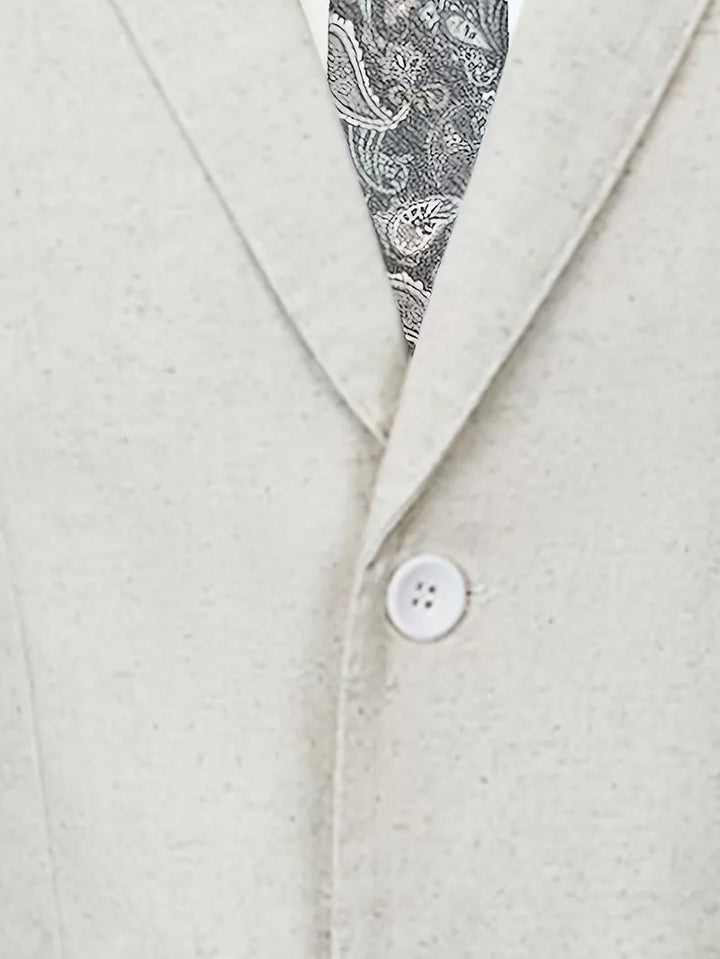 Man draagt een veelzijdig beige slim fit linnen zomerpak, geschikt voor een casual chic lentelook.