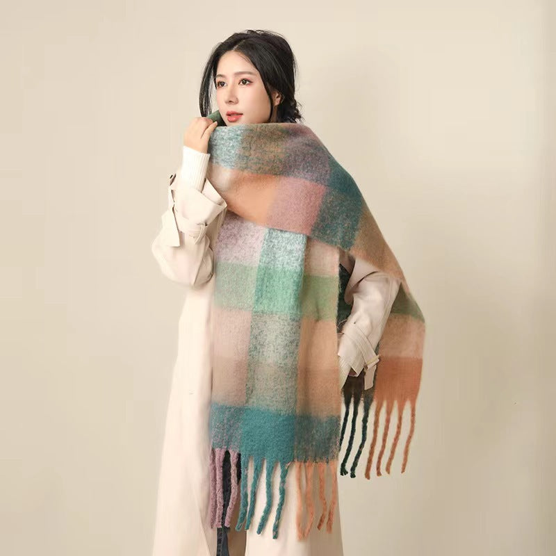 Zachte, luxe pluchen damessjaal Linnea met comfortabele textuur, ideaal voor een warme winterse look.