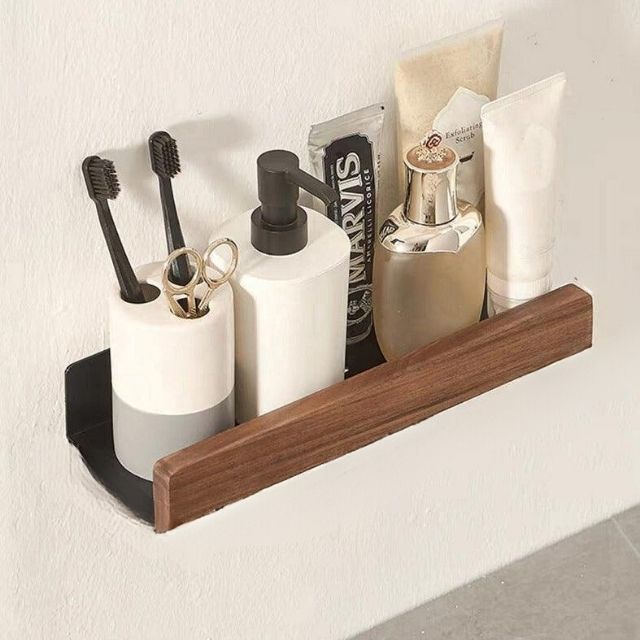 Stijlvolle houten opbergplank van massief hout voor de badkamer, snelle lijmbevestiging zonder boren.