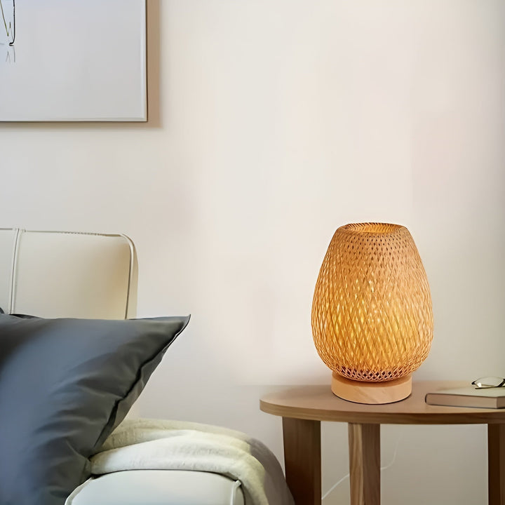 Compacte bamboe tafellamp, USB-aangedreven. Perfect voor een natuurlijk, eco-vriendelijk interieur.