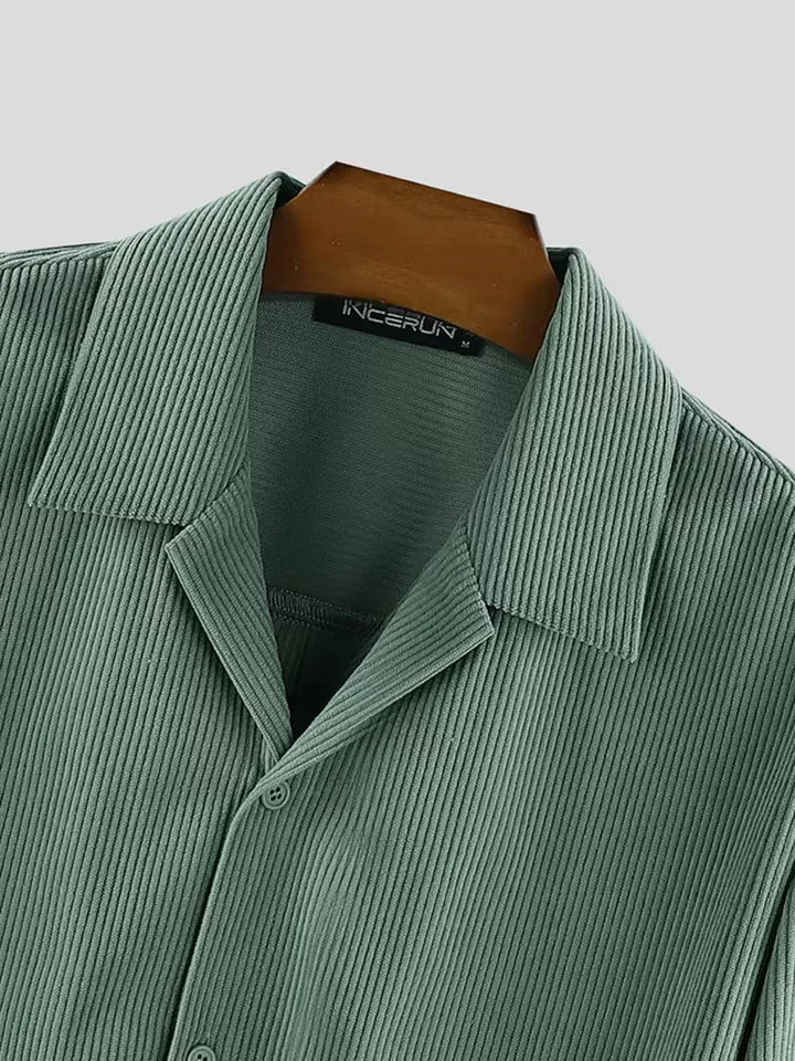 Stijlvol oversized heren overhemd met V-hals en lange mouwen, ideaal voor een trendy casual look.