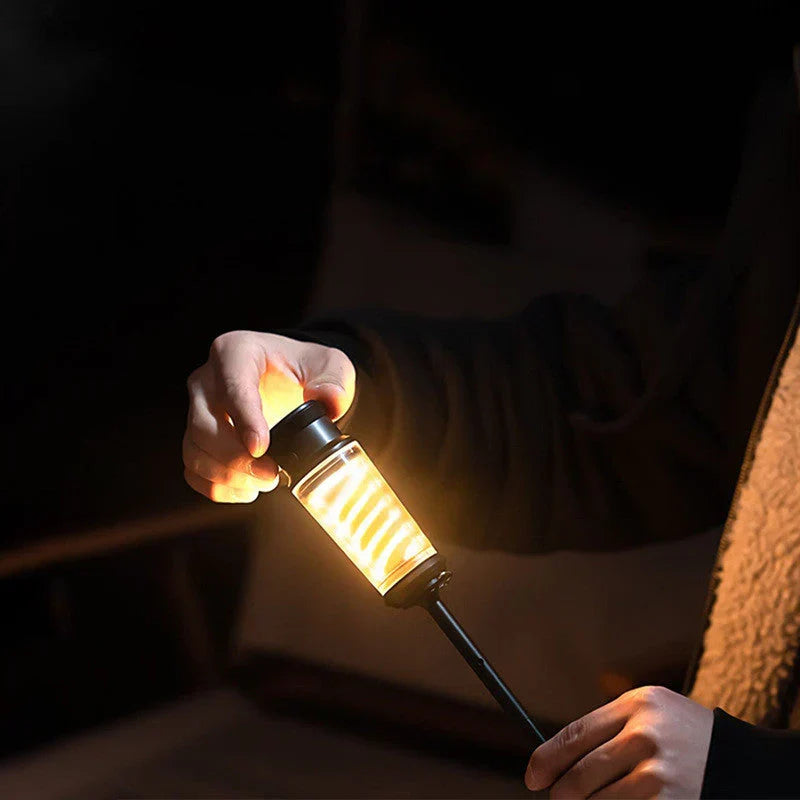 Oplaadbare NovaBeam LED campinglamp naast rugzak, essentiële buitenverlichting voor kamperen en avonturen.