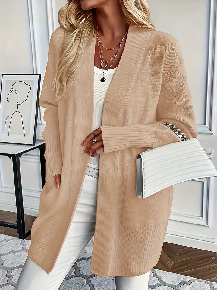 Stijlvol gebreid damesvest met zakken en lange mouwen, perfect voor elegante en casual wintermode.