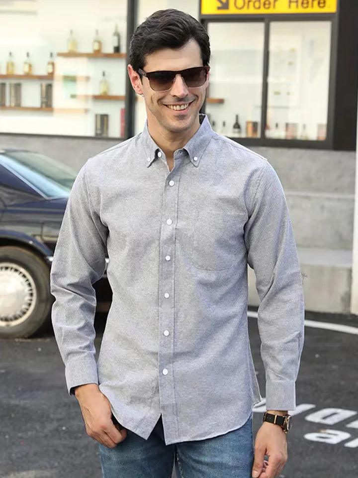 Dagelijks herenoverhemd met mandarin kraag, button-down en borstzak. Perfect voor herenmode.
