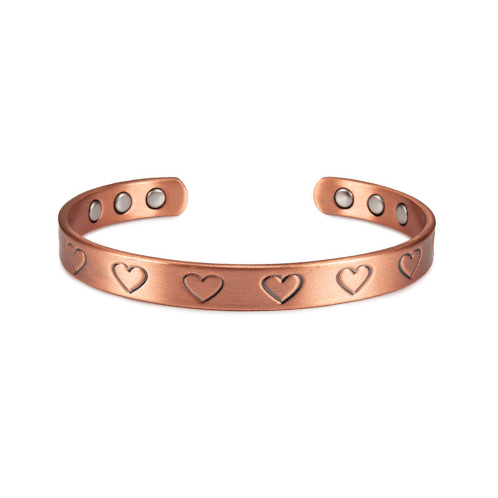 Elegante damesarmband van gepolijst koper met subtiel hartmotief, verstelbaar. Perfect sieraad, modieus accessoire.