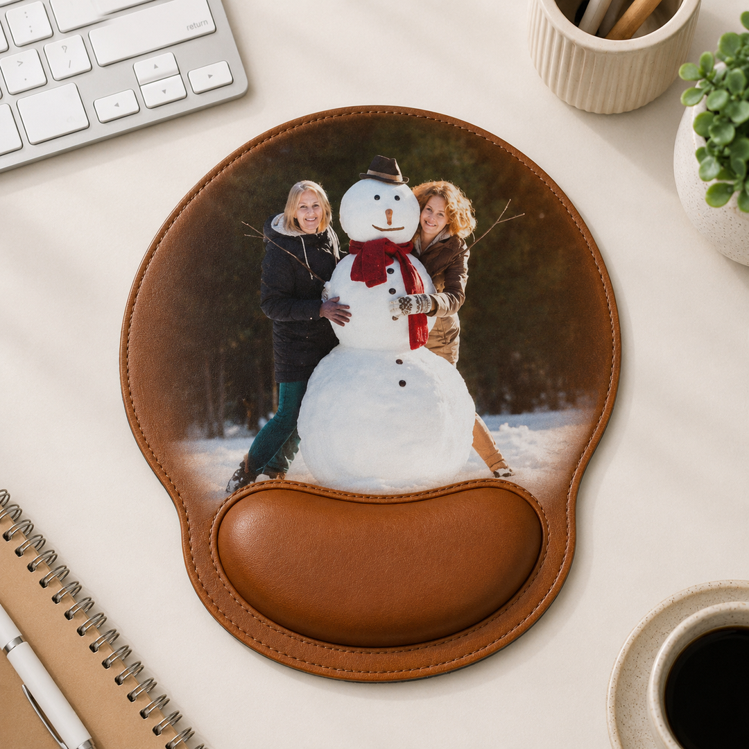 Stijlvolle bureauaccessoire: gepersonaliseerde leren muismat met foto, voor een inspirerende en comfortabele werkplek.
