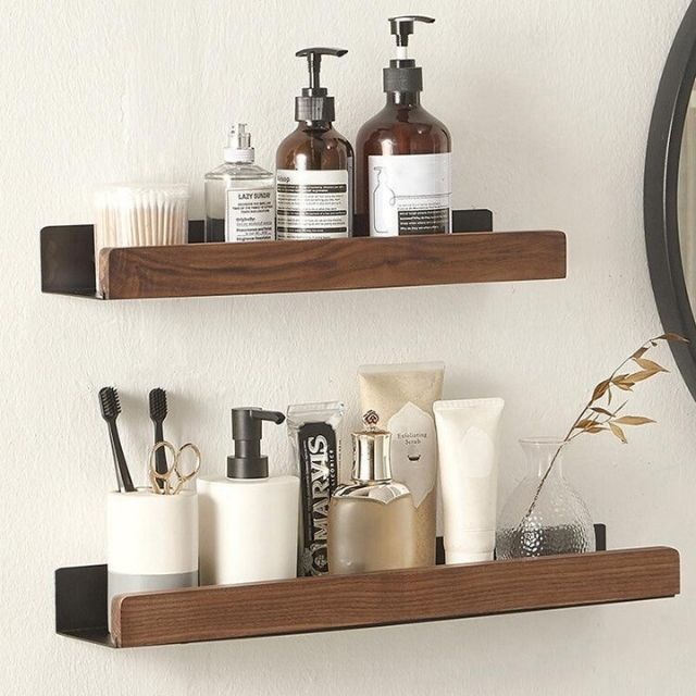 Duurzame WoodaFix houten doucheplank van massief hout. Boorvrije wandmontage voor een opgeruimde badkamer.