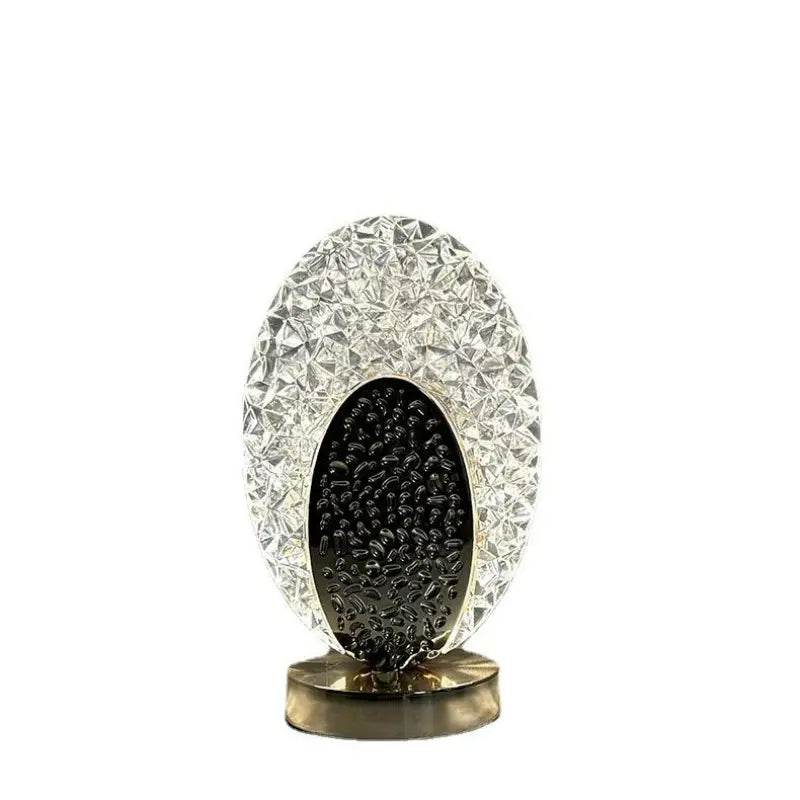 Oplaadbare draadloze tafellamp, 'PeacockLuxe', met uniek pauwen design. Geeft warm sfeerlicht.