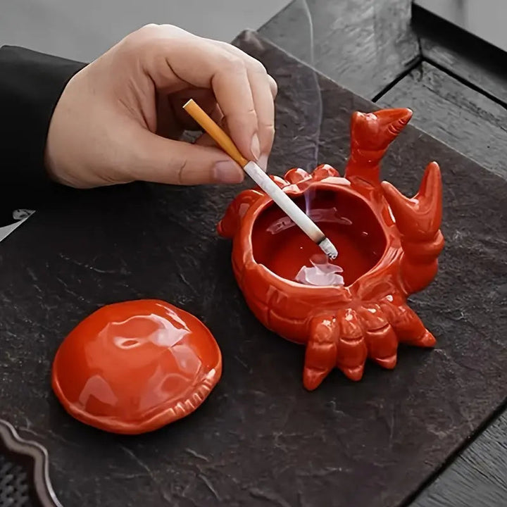 Artistieke keramische krab asbak, functioneel en decoratief. Voegt karakter toe aan uw interieur.
