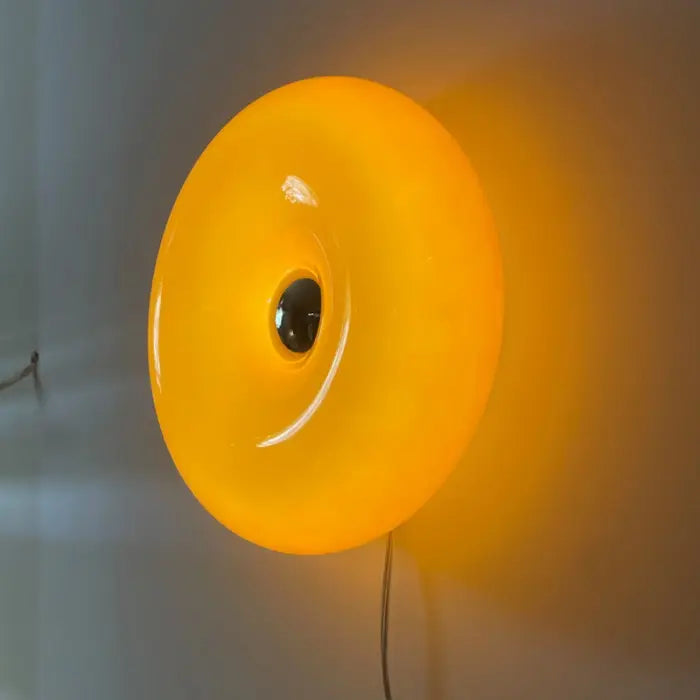 Elegante oranje donut LED wandlamp, dimbare verlichting voor een gezellige sfeer in huis.