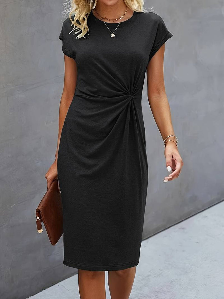 Elegante zwarte midi jurk voor dames met modern gedraaid detail, ideaal als avond- of cocktailjurk.