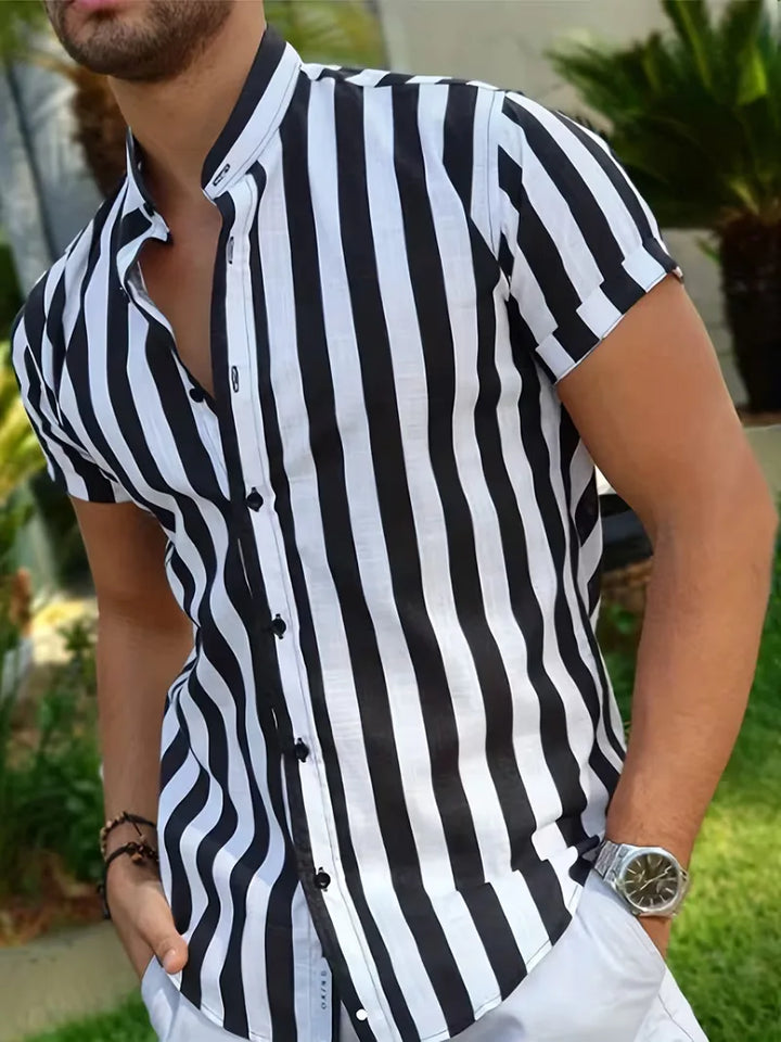 Heren overhemd korte mouw met zwarte verticale strepen. Casual zomer overhemd met regular fit.