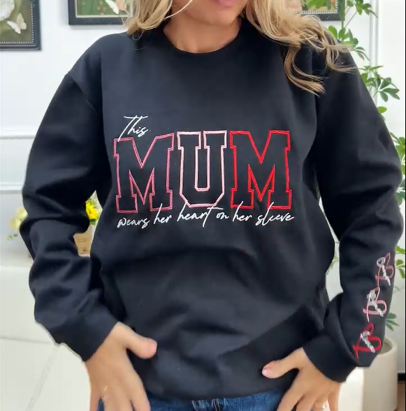 Geborduurde bovenkleding: sweatshirt met familie namen, ideaal voor Moederdag.