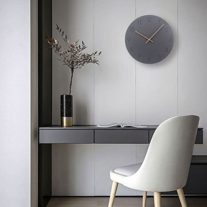 Moderne geluidsloze wandklok, strak Scandinavisch design voor hedendaagse woondecoratie.