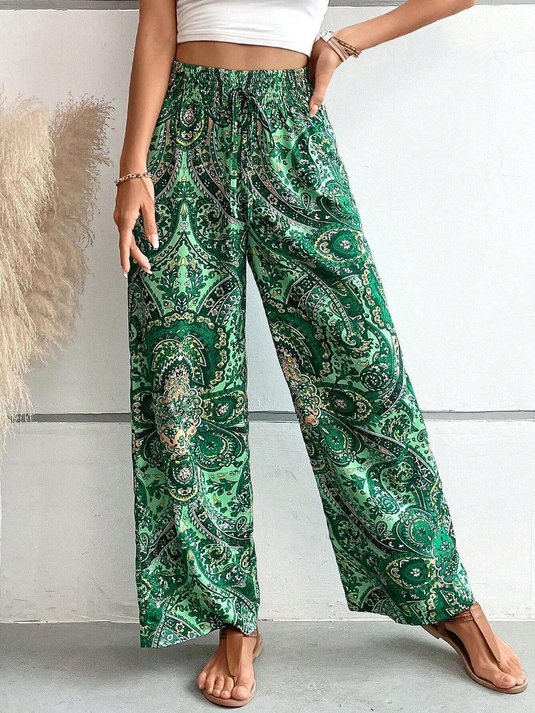 Bohemian dames broek met flair pijpen en uniek paisley print. Comfortabele en stijlvolle dameskleding.
