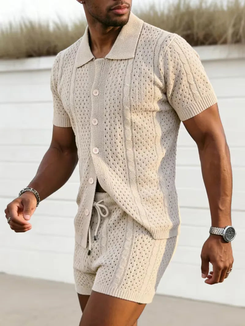 Heren beige gebreide zomerkledingset met korte mouwen en V-hals, comfortabele tweedelige outfit voor warme dagen.
