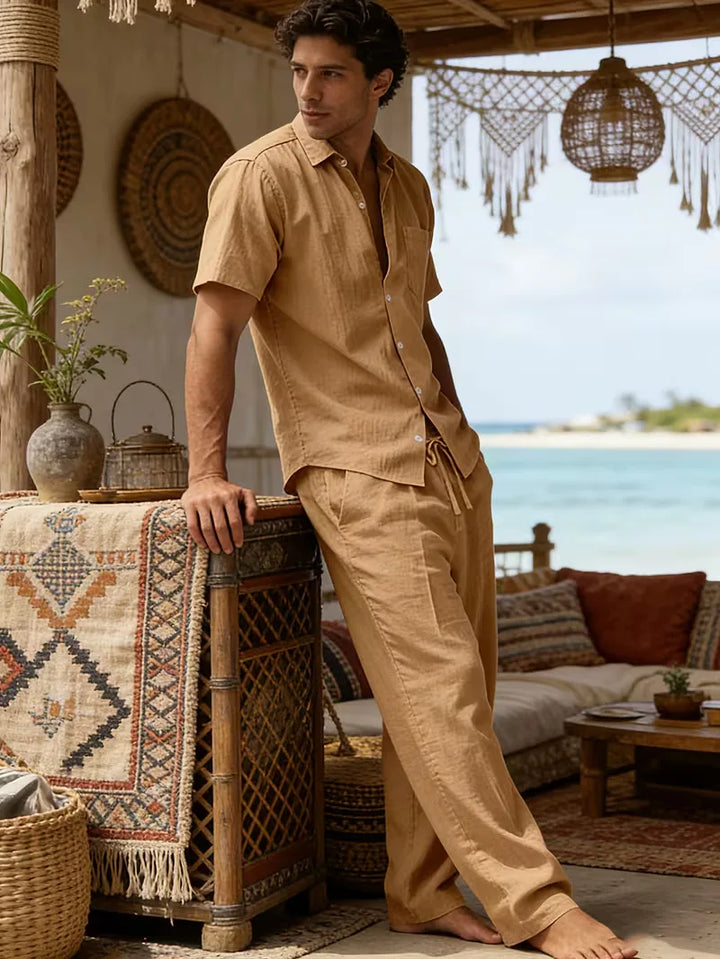Zomerse heren casual outfit. V-hals overhemd en wijde pijp broek, perfect voor warme dagen.