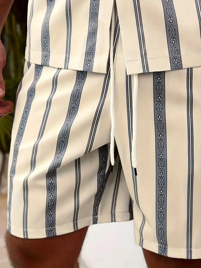 Heren zomerkleding: beige gestreepte set met korte mouw shirt en shorts. Perfect voor warm weer en vakantie.
