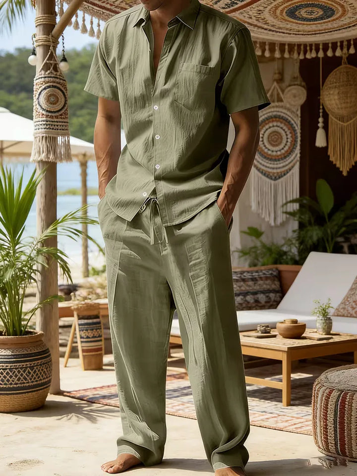 Ontspannen heren kledingset. Zomers V-hals overhemd en wijde pijp broek voor strand en vakantie.