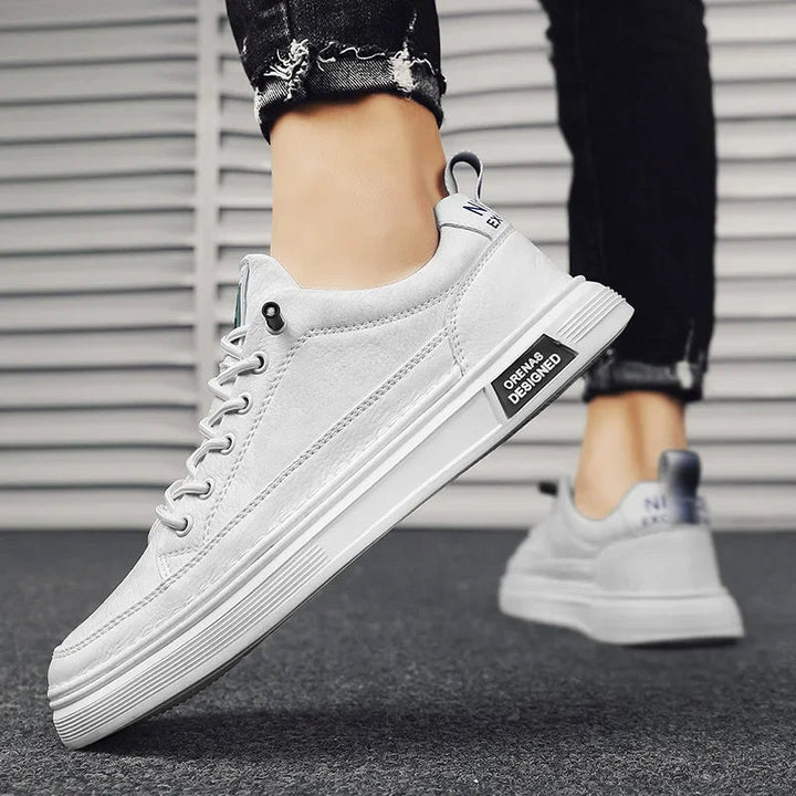 Gedetailleerde weergave van de Hoymans luxe heren sneakers, met focus op hoogwaardige materialen en afwerking.