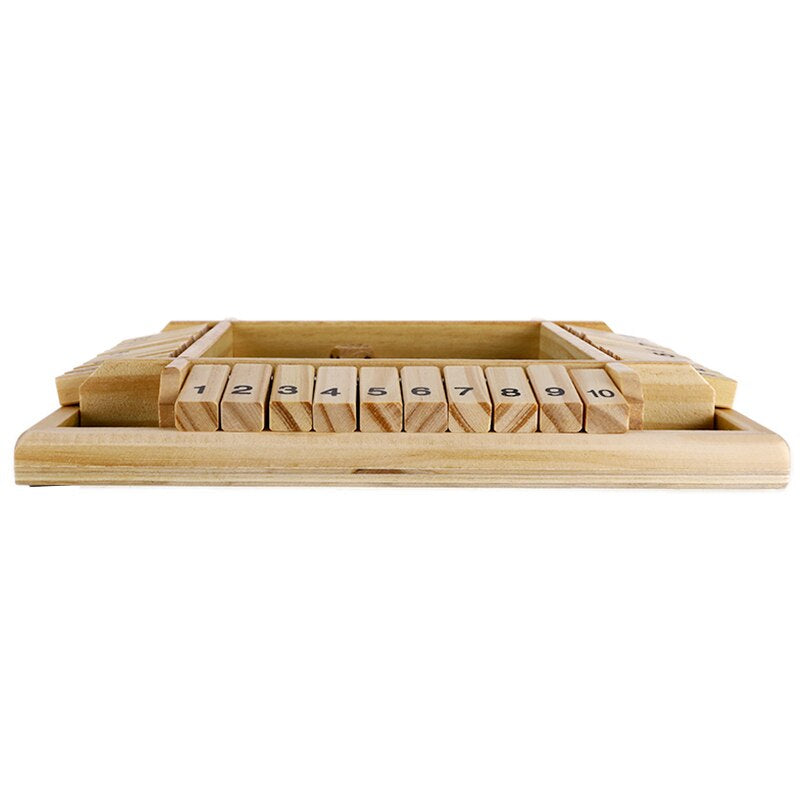 Detail van het educatieve rekenspel: houten speelstukken, getallen en bord voor kinderen en familie.