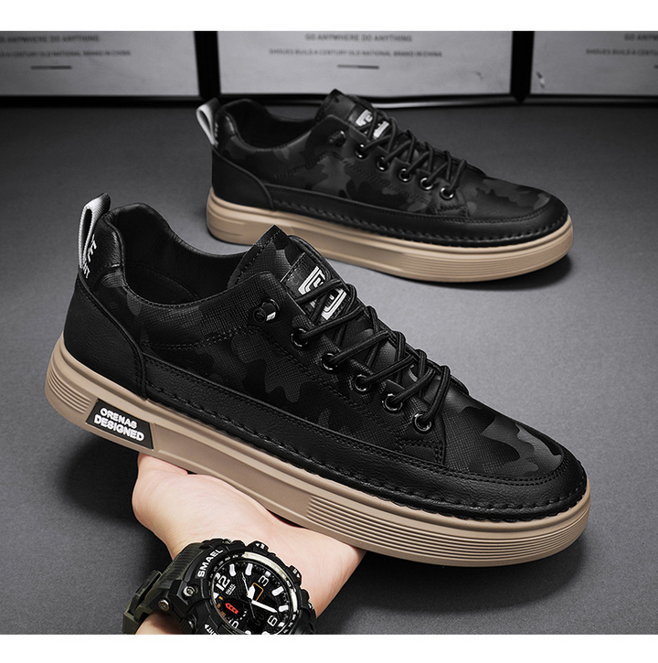 Achteraanzicht van de heren slip-on sneakers. Casual en comfortabele schoenen, ideaal voor dagelijkse wandelingen.
