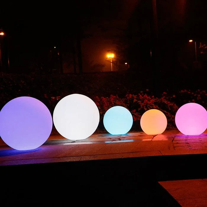 Waterdichte LED bol, tuinverlichting op zonne-energie, creëert warme sfeer op terras.