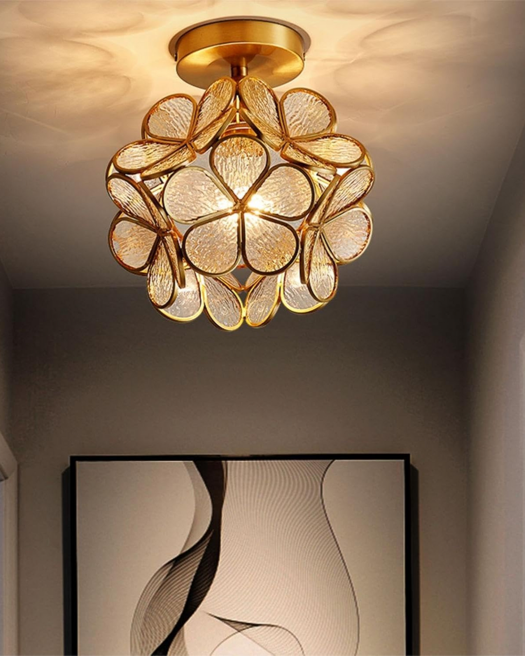 Sfeervolle bloem plafondlamp, zacht licht verspreidend in de woonkamer.
