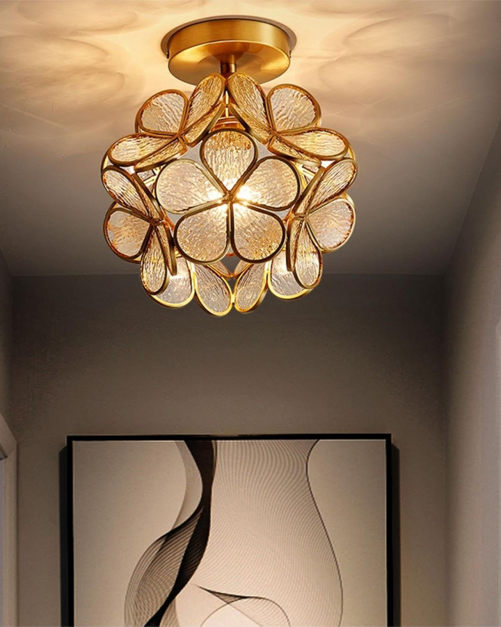 Sfeervolle bloem plafondlamp, zacht licht verspreidend in de woonkamer.