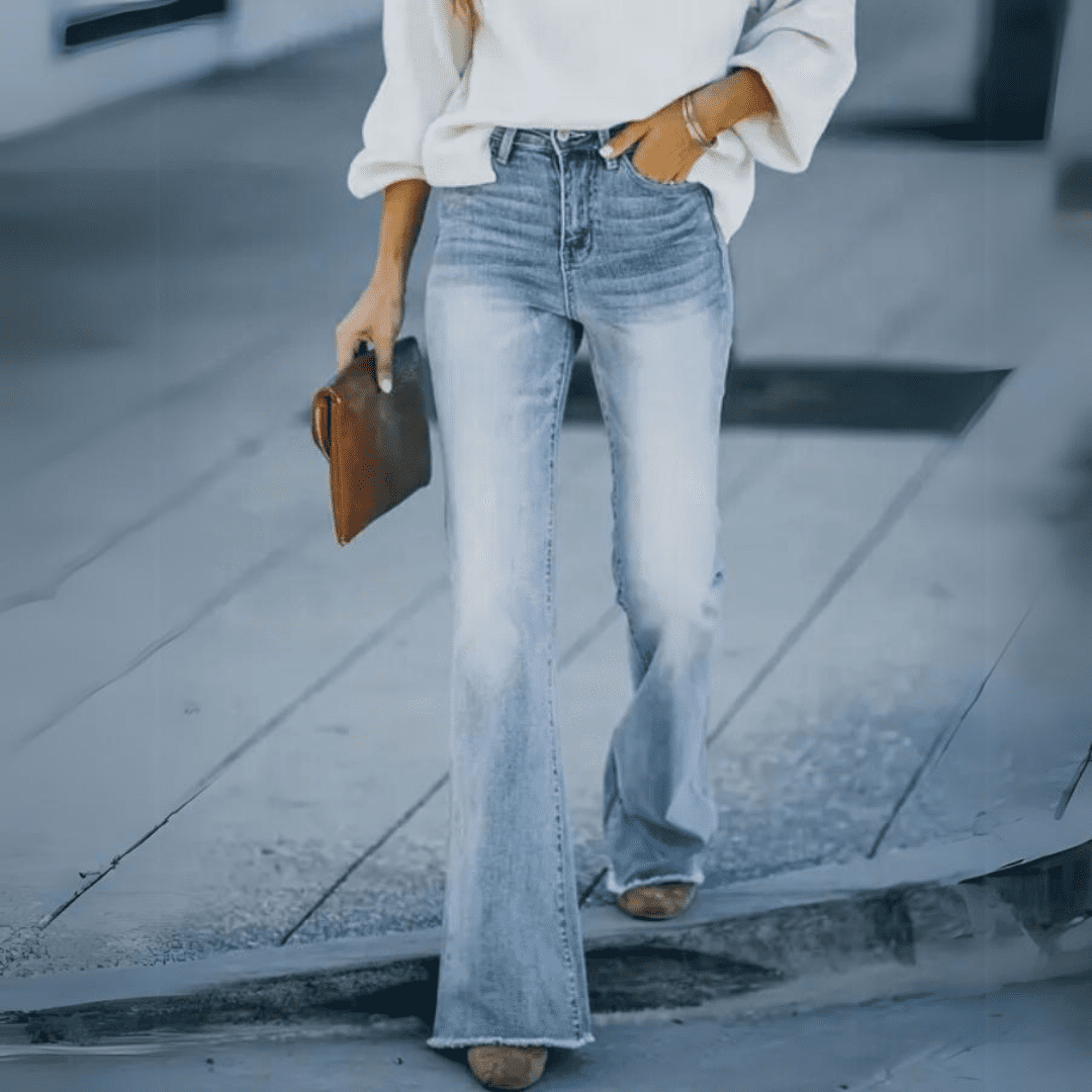 Moderne dames slim fit jeans met hoge taille. Lichtblauwe stretch skinny jeans, ideaal voor een trendy urban casual stijl.