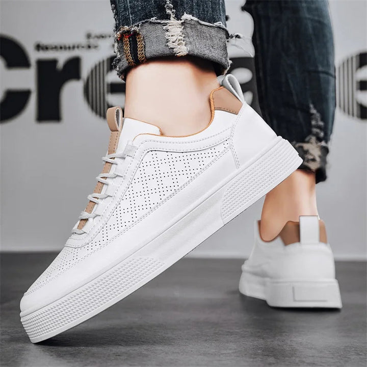 Comfortabele Hoymans UrbanStride herensneakers in khaki en wit. Perfecte luxe veterschoenen voor herenmode.