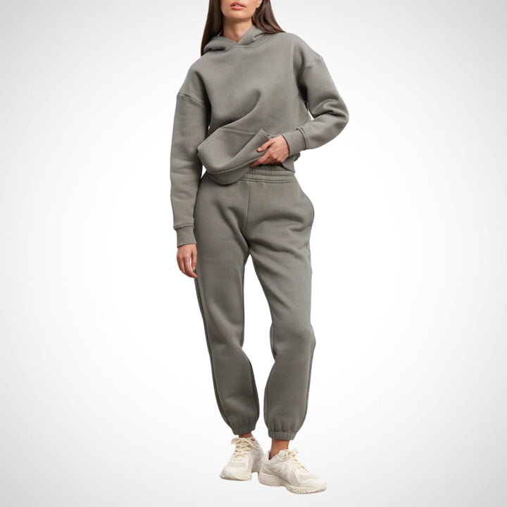 Dames joggingpak bestaande uit een comfortabele hoodie en een bijpassende jogger broek, perfect voor sportkleding.