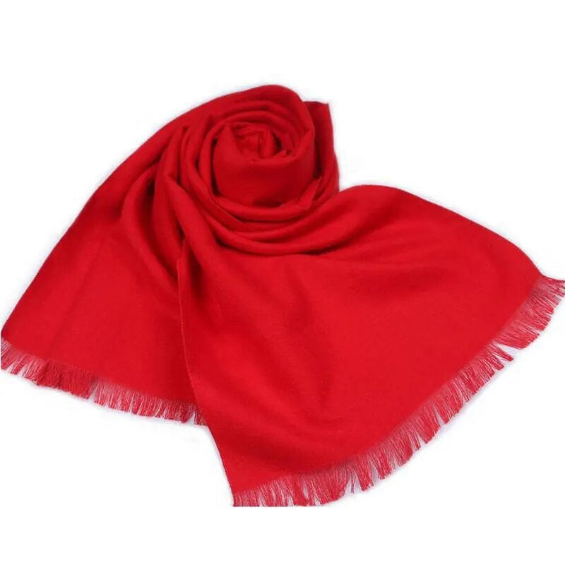 Dieprode kasjmier sjaal, zacht en warm, een onmisbaar winter accessoire.