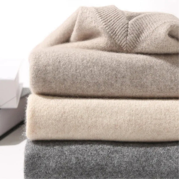 Man draagt stijlvolle heren V-hals trui. Perfect voor een comfortabele lente of herfst outfit. Klassieke mode.