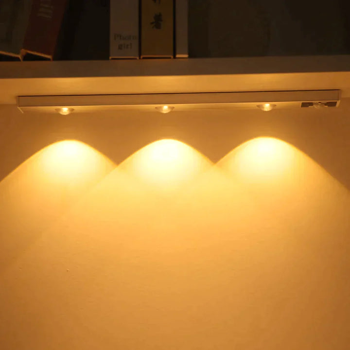 Energiezuinige slimme LED verlichting met bewegingssensor voor automatisch gemak in elke ruimte; geen stroom nodig.