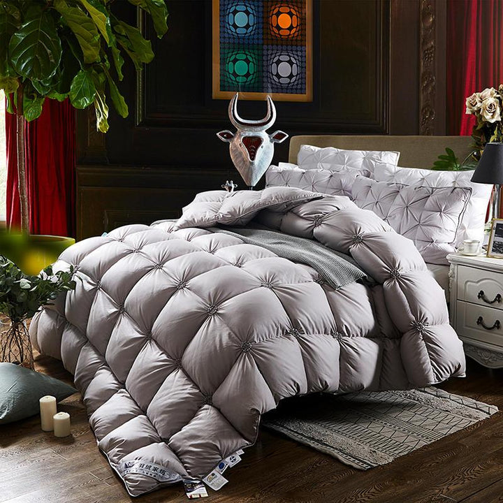 Grijs PlumeLux doorgestikt dekbed, 100% ganzendons. Een luxe en warm donsdekbed voor uw slaapkamer comfort.