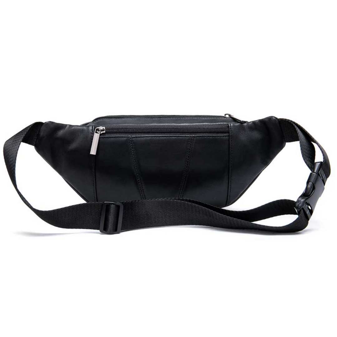 Man draagt compacte leren heren schoudertas (ShoulderFit) in de zomer, ideaal voor onderweg.