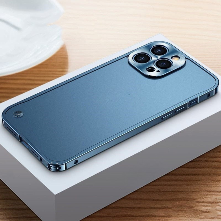 Stijlvolle metalen bumper hoes voor iPhone 15. Duurzaam aluminium design, perfecte pasvorm en optimale bescherming.