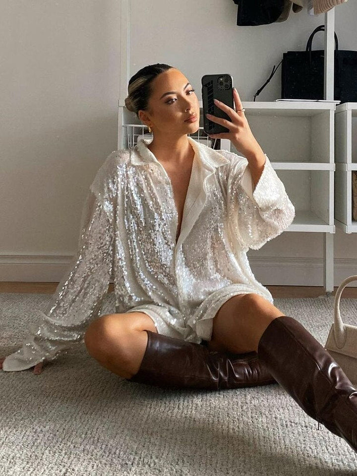 Trendy dames oversized blouse met sprankelende glitterdetails, ideaal voor casual of feestelijke gelegenheden.