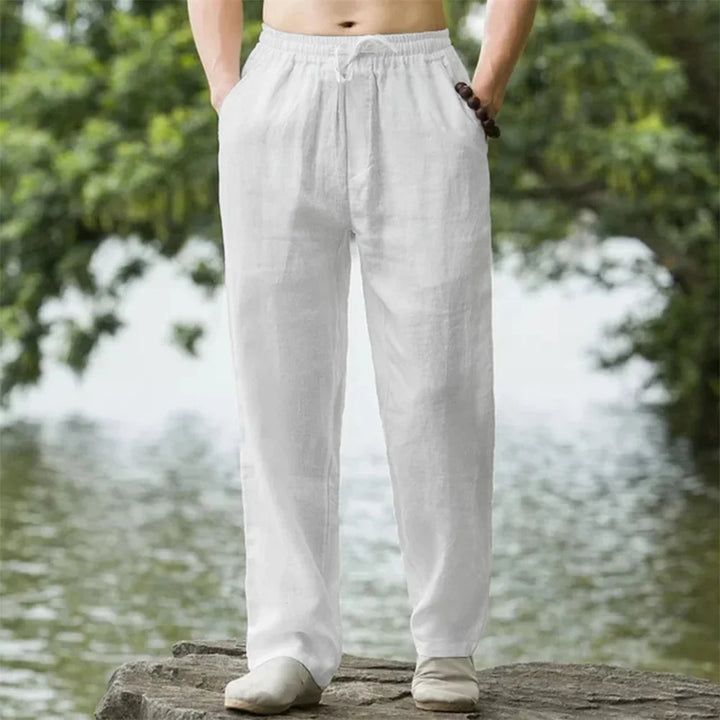 Relaxte pasvorm herenbroek in hemelsblauw, perfect voor comfort en stijl op warme zomerdagen.