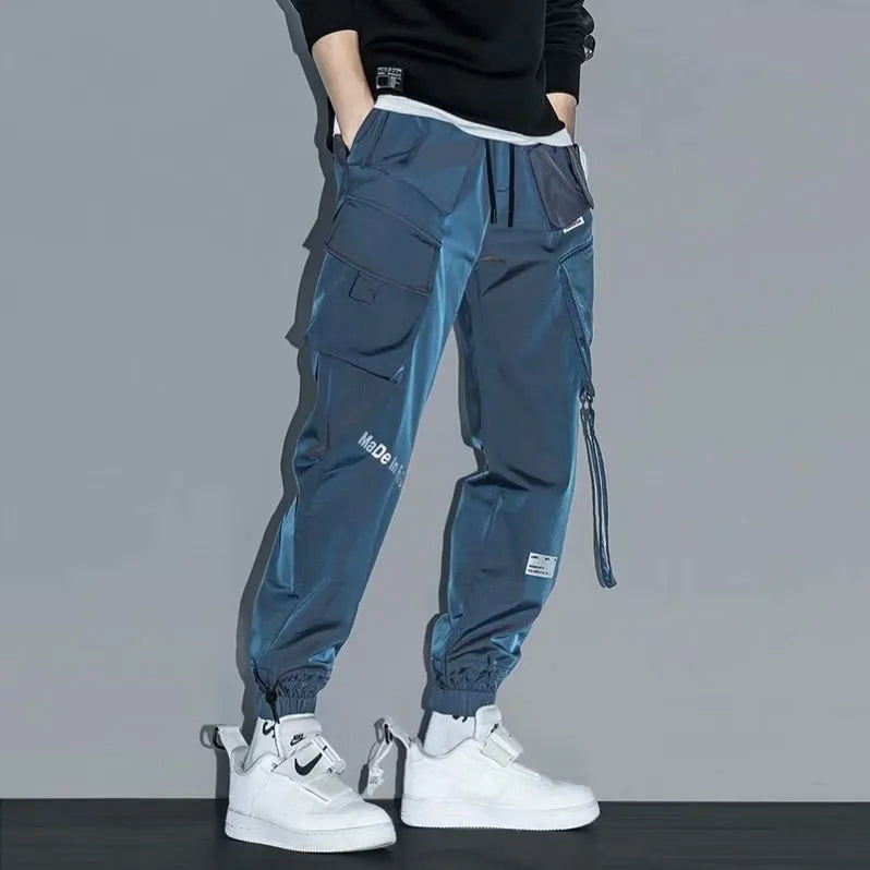 Modieuze hiphop broek voor heren, zwarte cargo stijl met praktische zijzakken.