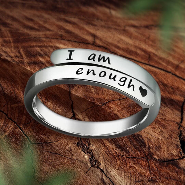 Chique verzilverde dames statementring 'I Am Enough', een elegant sieraad dat kracht uitstraalt.